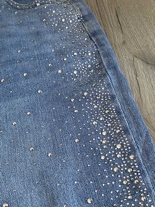 Дънки с декорация с камъни