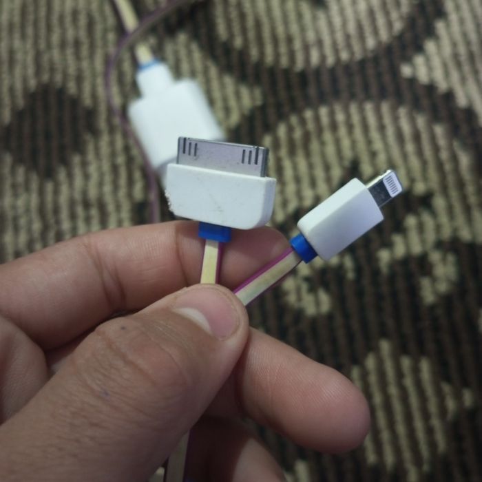 iPhone 4 va iPhone 5dan 15 gacha boʻlgan oraliqda zaryatchik . narxi 1