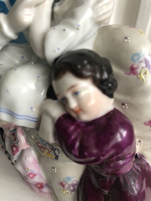 Фарфоровая статуэтка