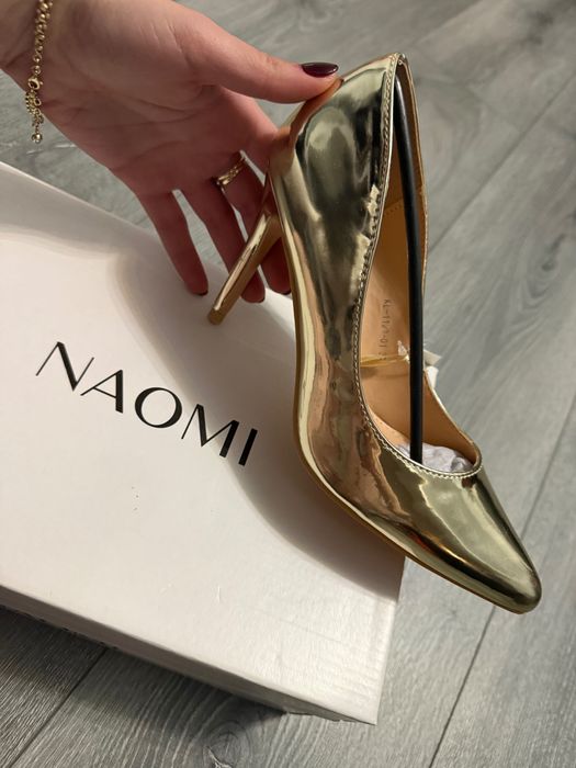 Naomi златни токчета
