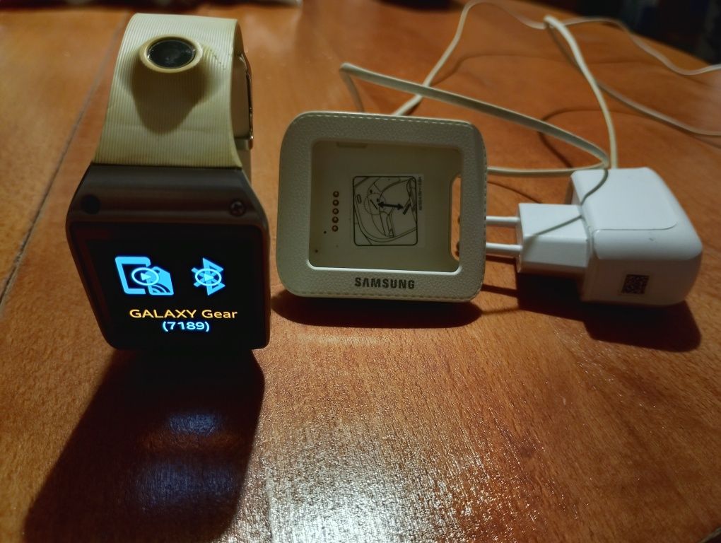 Продавам 2 броя смарт часовници Samsung