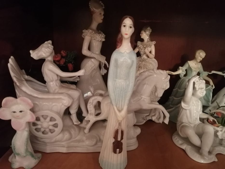 Bibelouri ,pahare si oglinda mare de perete,masina de scris veche.