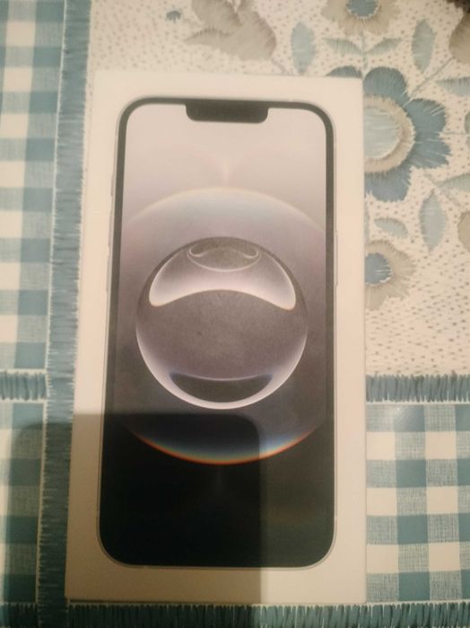 Айфоне 16 е(бял)