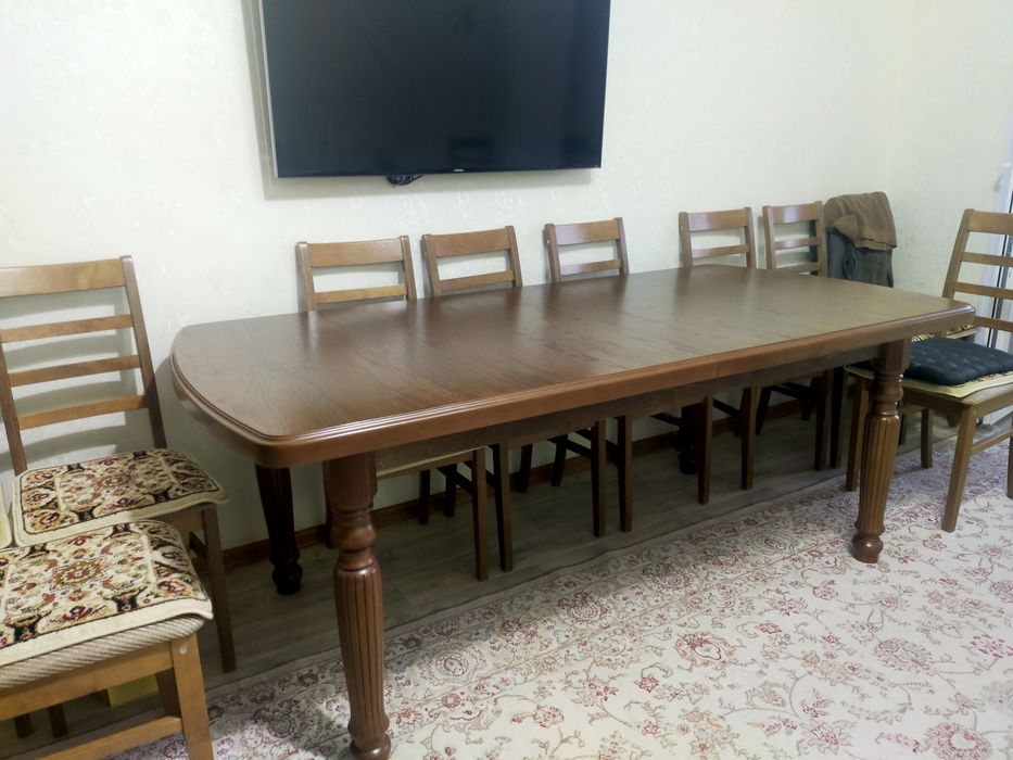 Продам стол и стулья в гостиную