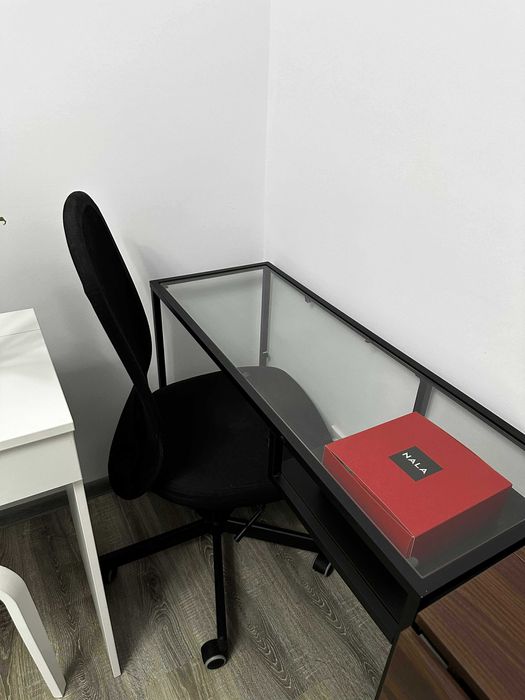 Birou cu blat de sticla