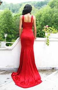 Червена дълга сатенена рокля