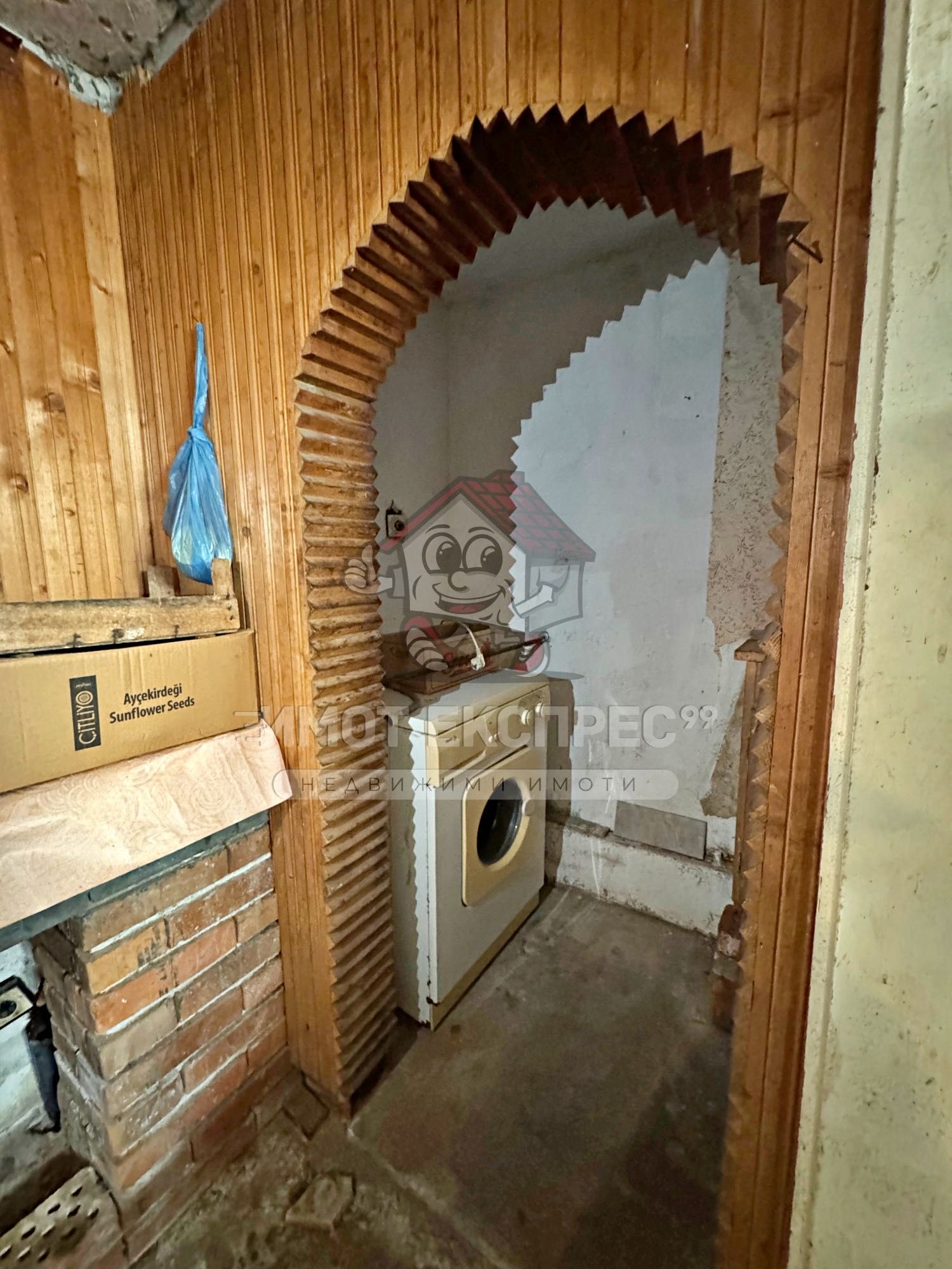 Самостоятелна къща, с двор, 156кв.м, с три спални, кв.Изток