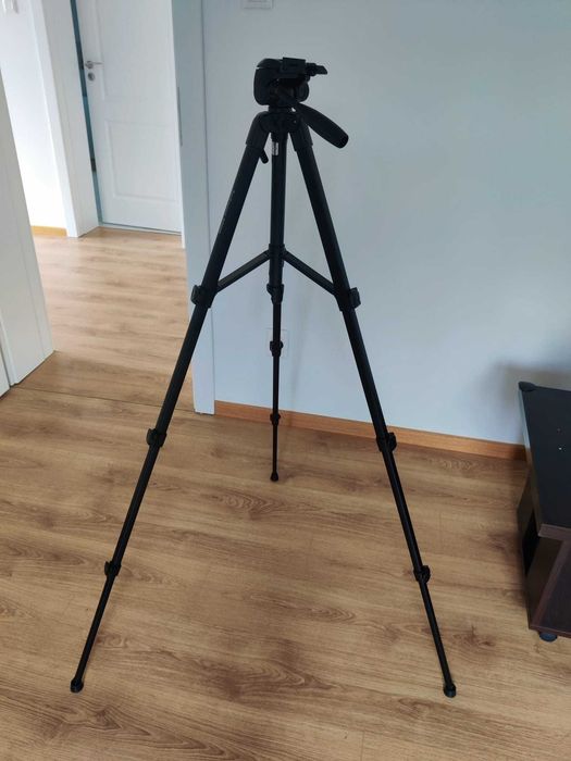 Nikon D5600, 2 obiective, tripod, geanta