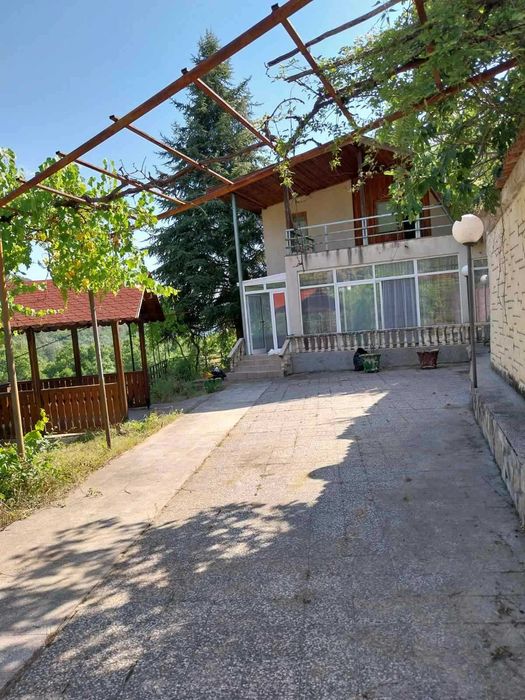 Продавам УПИ 500 кв.м в с.Лиляново Община Сандански и двуетажна сграда