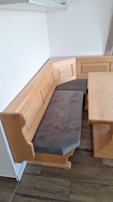 Coltar bucatarie cu masa și scaun