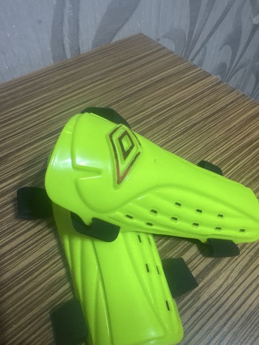Щитки футбольные