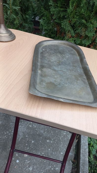 Много стар поднос с маркировка с Ъ