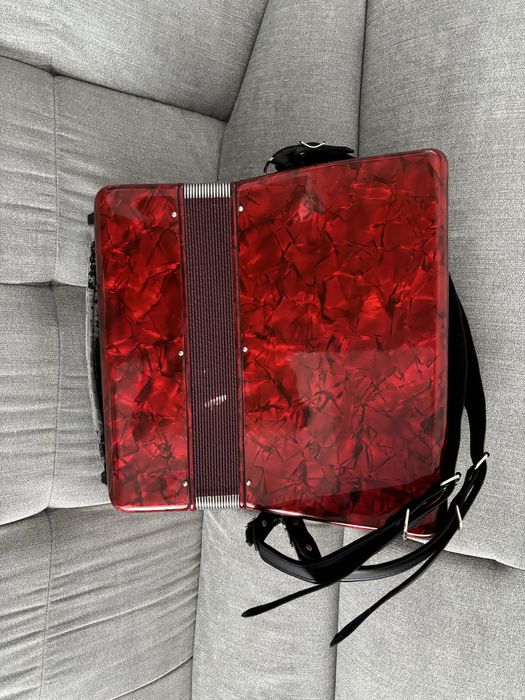 Acordeon clasic cantable cu 72 de basi