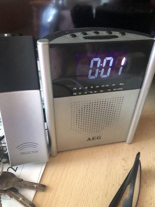 radio cu ceas cu proiecție de la AEG.