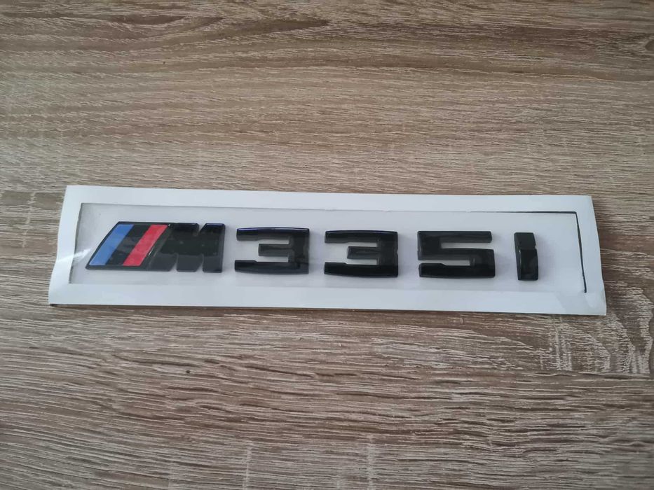 BMW М335i черен мат емблема