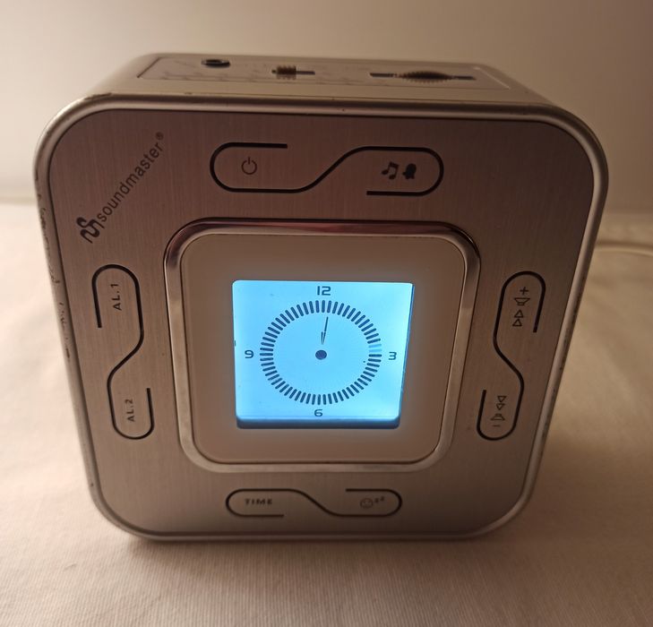 Radio SoundMaster FM + AM cu Ceas digital, Alarmă și Audio In