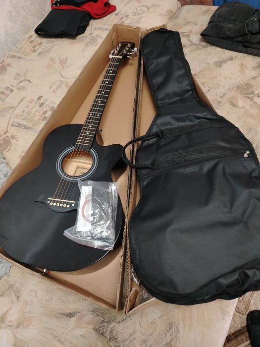Продам Гитару новая