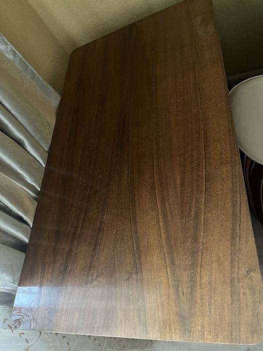 Отдам письменный стол за коробку мерси)