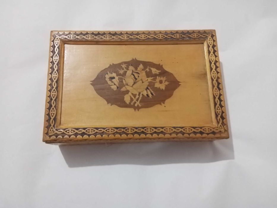 Casete de lemn sculptat, furniruit si lacuit