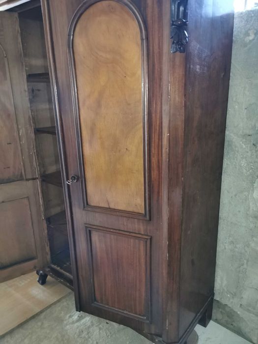 Dulap antic de peste 140 de ani