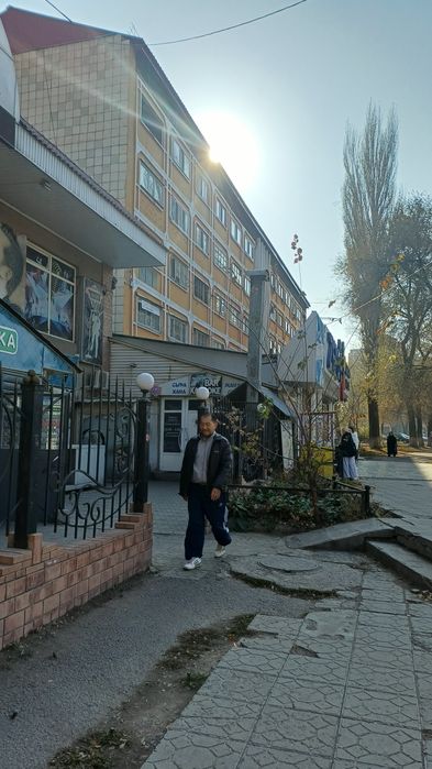 1ком 6мкрда касында мектеп магазин  аптека бар.тыныш район
