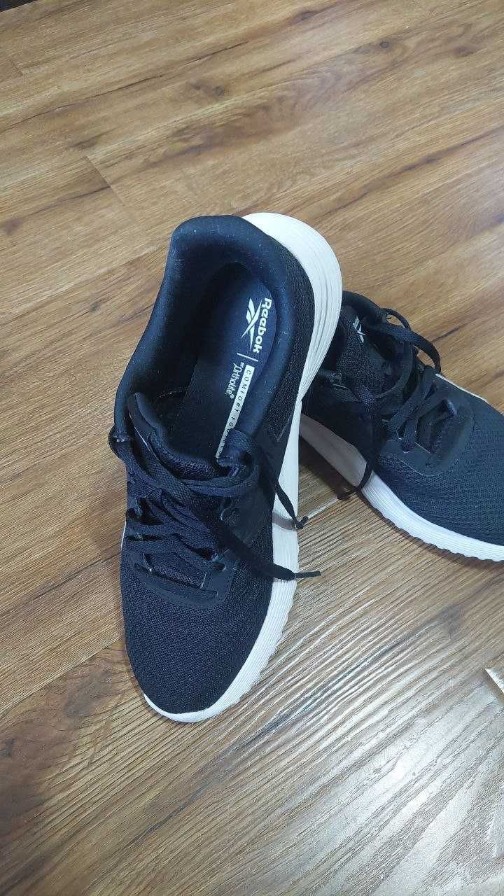 Продаю кроссовки женские оригинал  Reebok