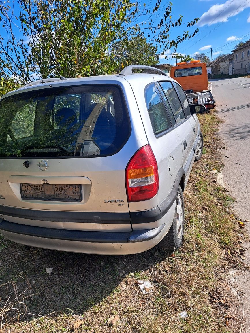 Продавам Зафира А на части
