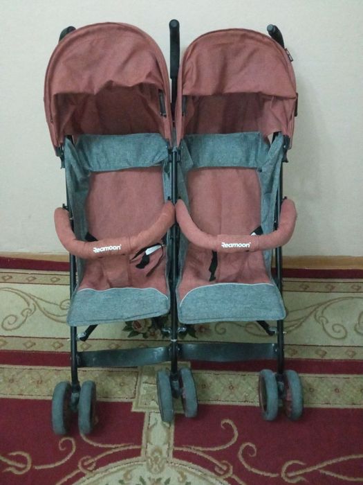 Egizaklar uchun kolyaska