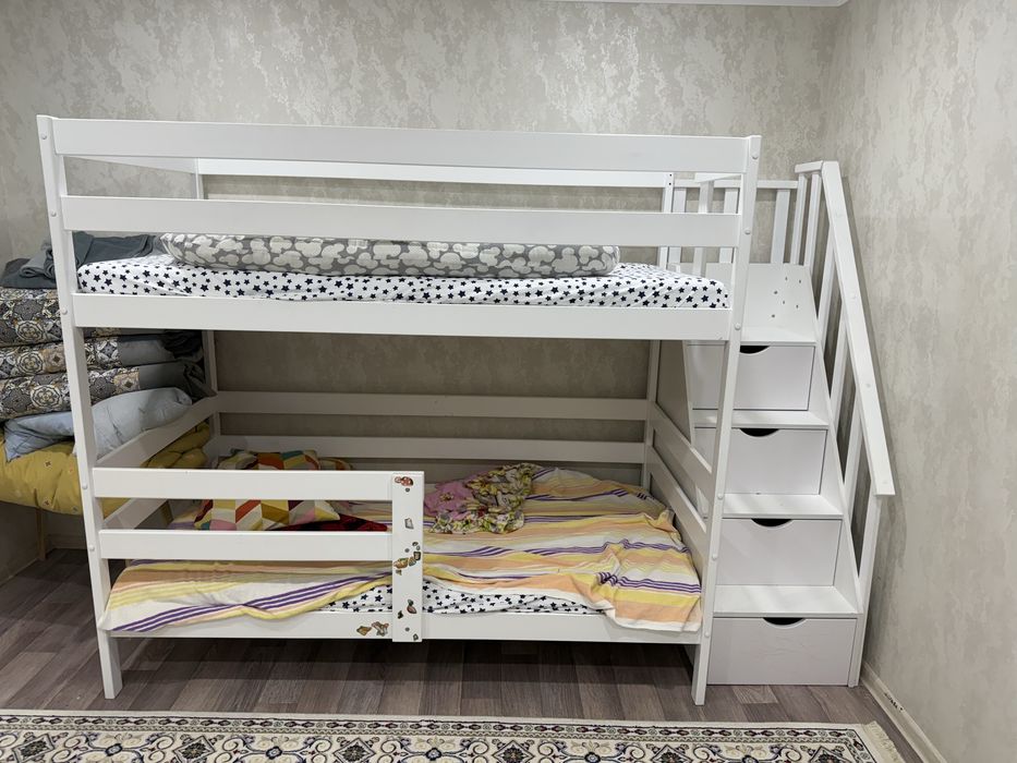 Продам комплект мебели в детскую.