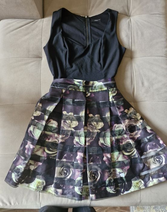 Рокля, лека, нежна и елегантна в черно и нежни рози, размер 38 /S