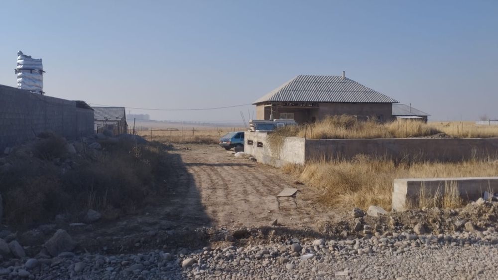 Жер пундаментыме  касында екі бөлмелі үй бар