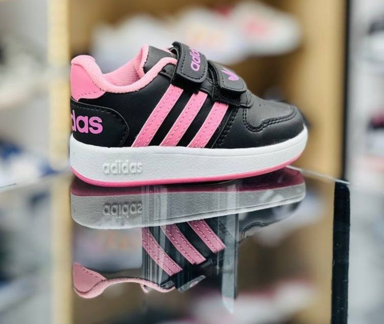 Adidasi fetite și baieti