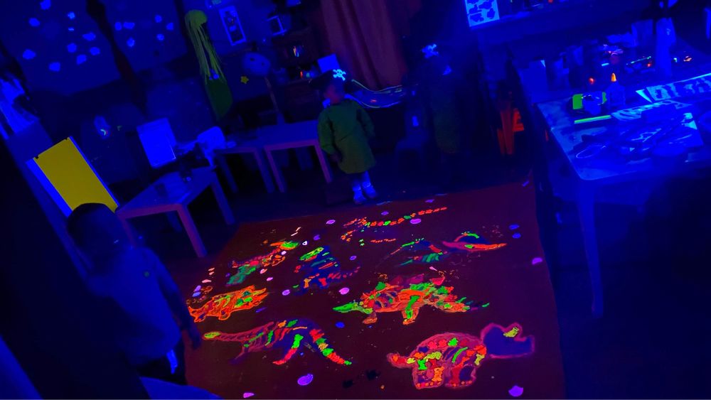 Atelier U.V. Neon- Glow pentru copii