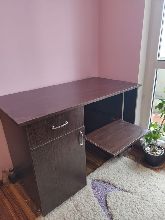 Birou cu sertar și rafturi