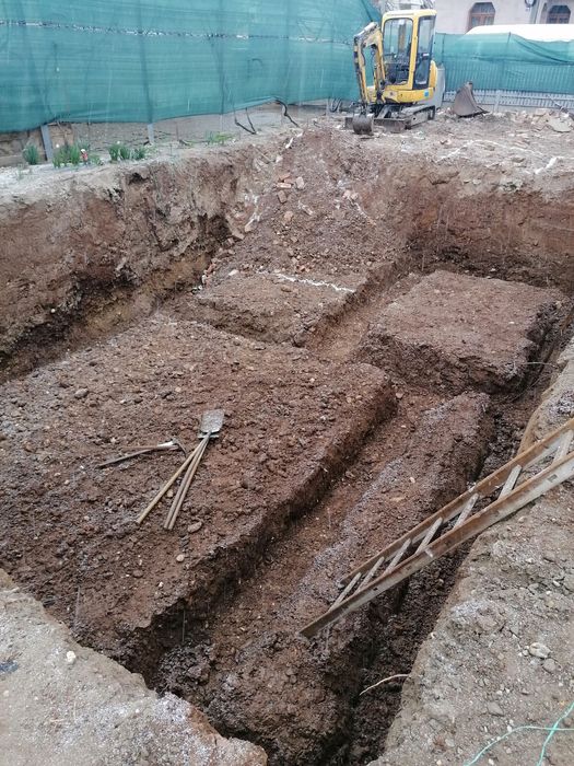 Buldoexcavator cu picon și miniexcavator de inchiriat