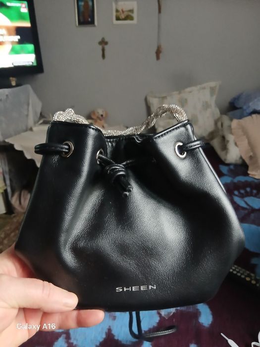 Posetuta eleganta neagra din piele