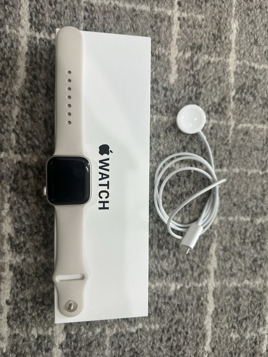 Продам Apple Watch SE