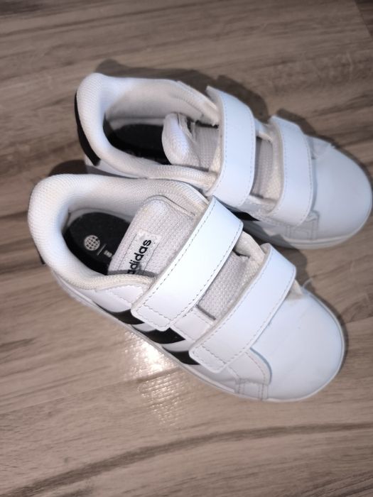 Adidași unisex mărimea 26