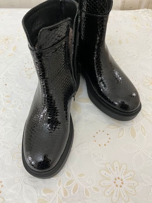 Новые зимние ботинки из натурального меха и зернистой кожи