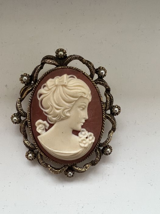 Broșa vintage cu cadru megalic