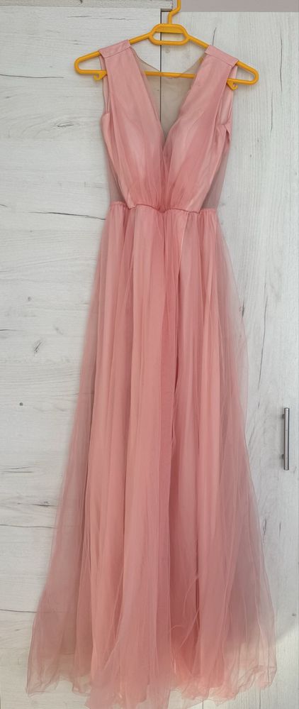 Rochie lunga roz din tulle cu crapatura pe picior