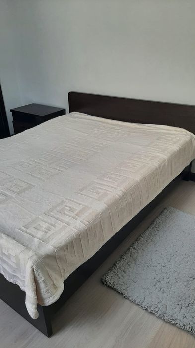 Срочно Продам кровать с матрасом и  тумбой