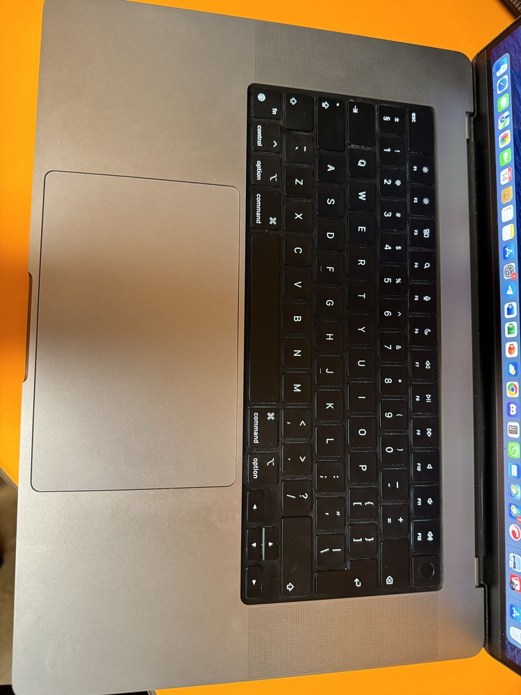 Macbook Pro cu M1 pro 16 gb RAM 512gb stocare