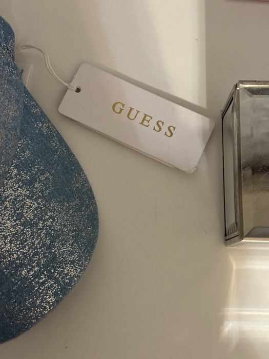 Деним шапка с глитър на GUESS