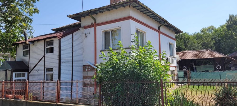 Продава се двуетажна къща със стопански сгради и голям двор
