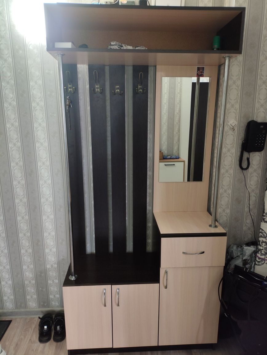 Продам диван, прихожую, горку.