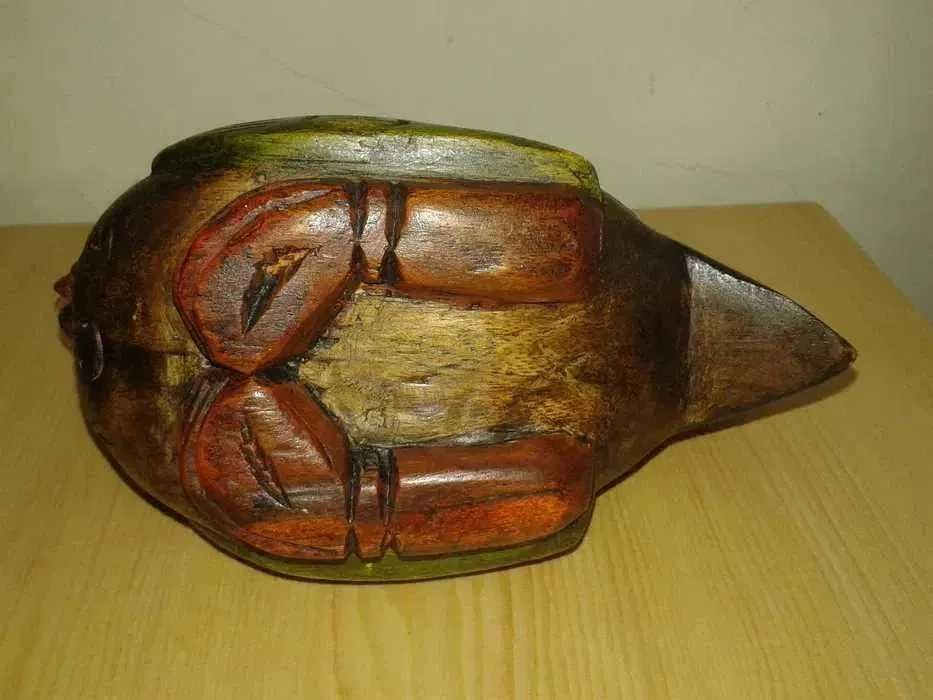 Cocos decorativ sculptat si vopsit manual