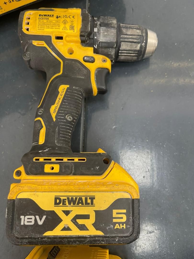 Masina de gaurit si insurubat DEWALT DCD708 -A-