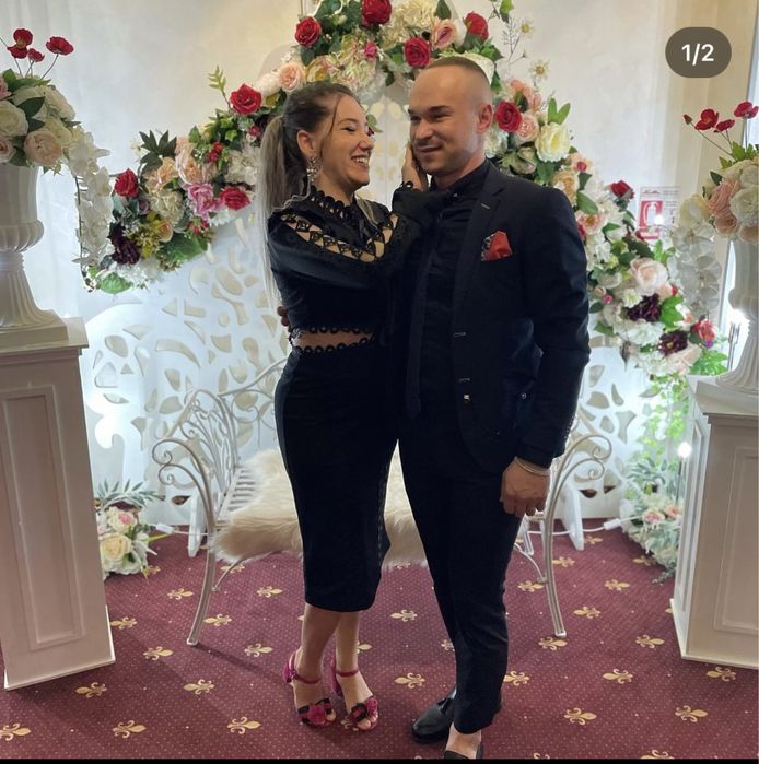 Rochie model deosebit, neagra cu aplicatii din dantela.