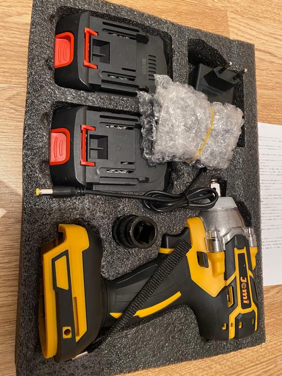 Бесщеточный шуруповерт, гайковерт 1000 Н/м под аккум Dewalt